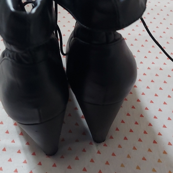 Shoe - Picture 3 of 4